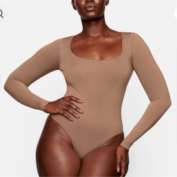 SKIMS Essential Long Sleeve Scoop Neck Bodysuit Skin Tone Size L/XL - Picture 1 of 13